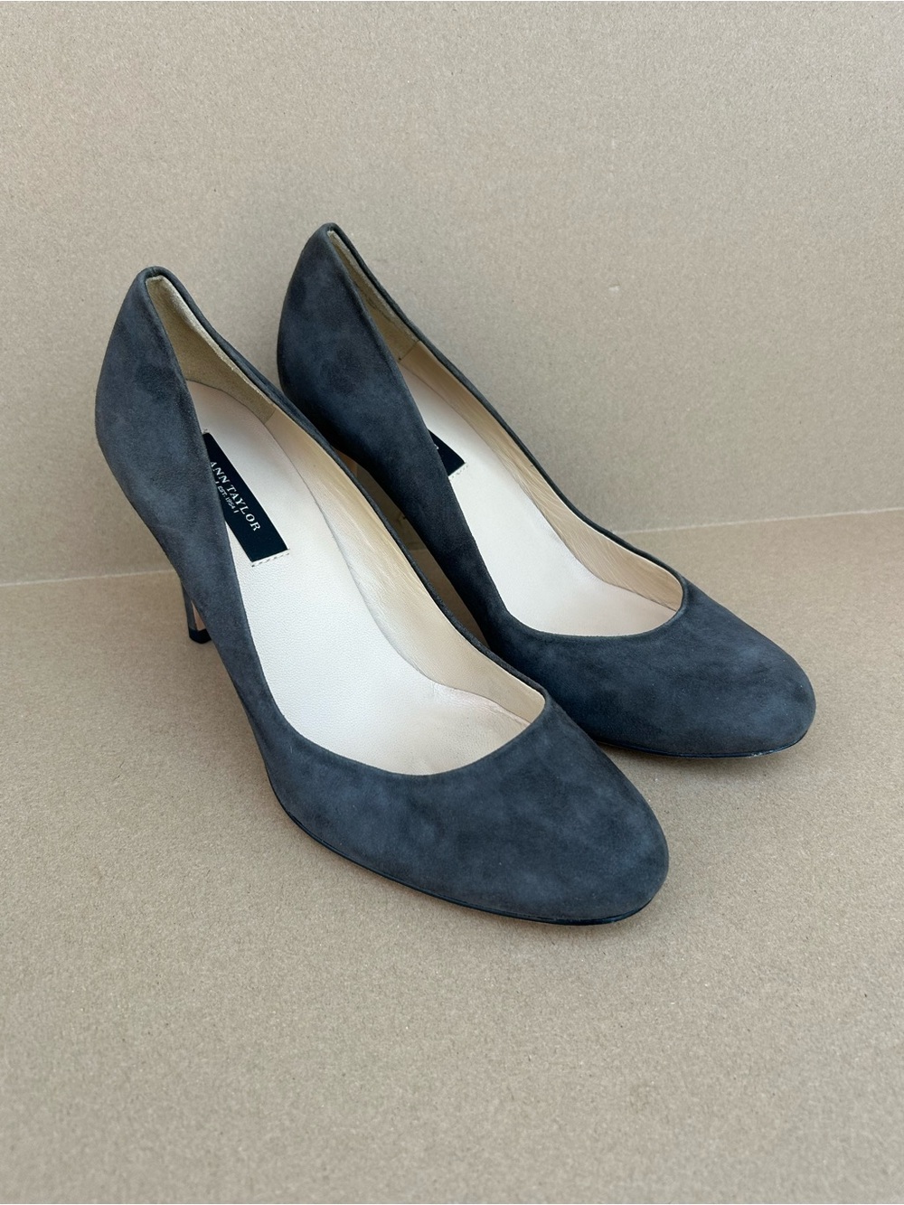 Ann Taylor Suede Pumps Women's 6M Dark Gray Stiletto Heel Classic Chic